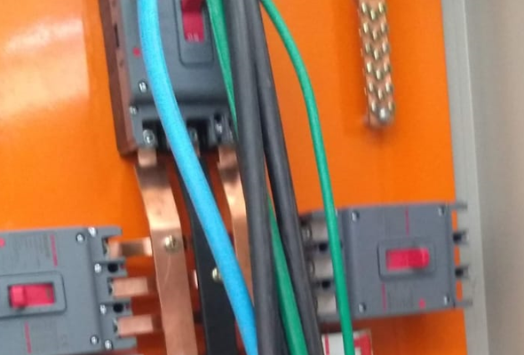 Instalação e ensaios elétricos em um transformador